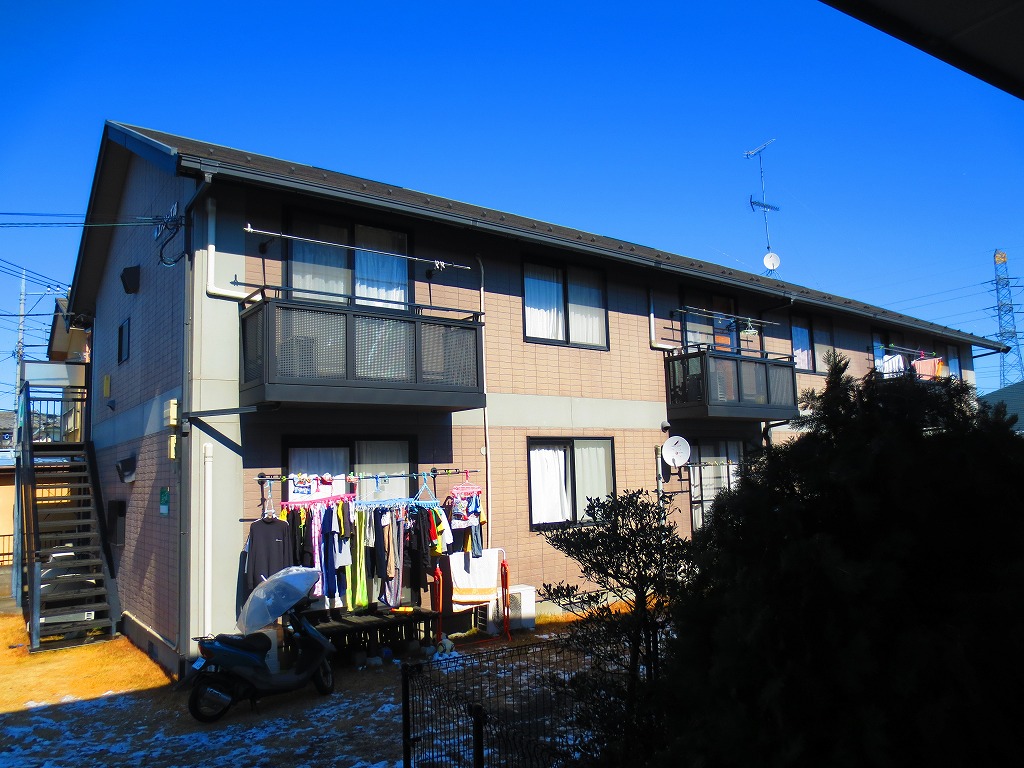 Building appearance. Single car park free! 