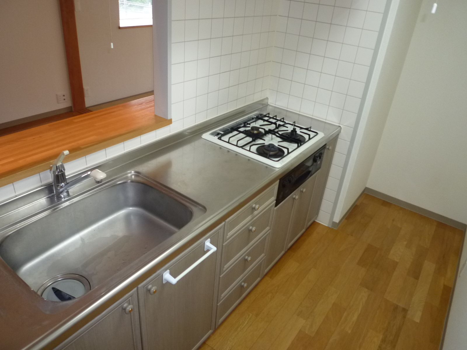 Kitchen. Counter kitchen with 3-burner stove and grill has been built!