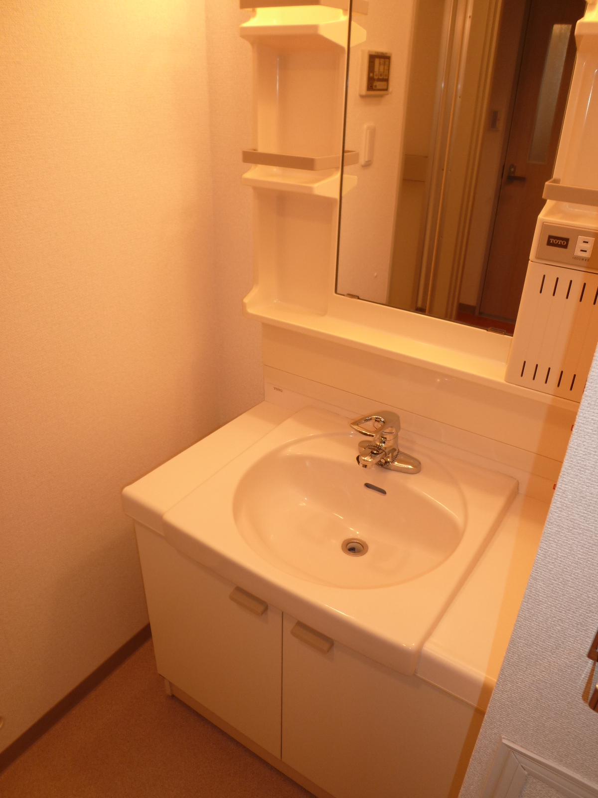 Washroom. Independent wash basin