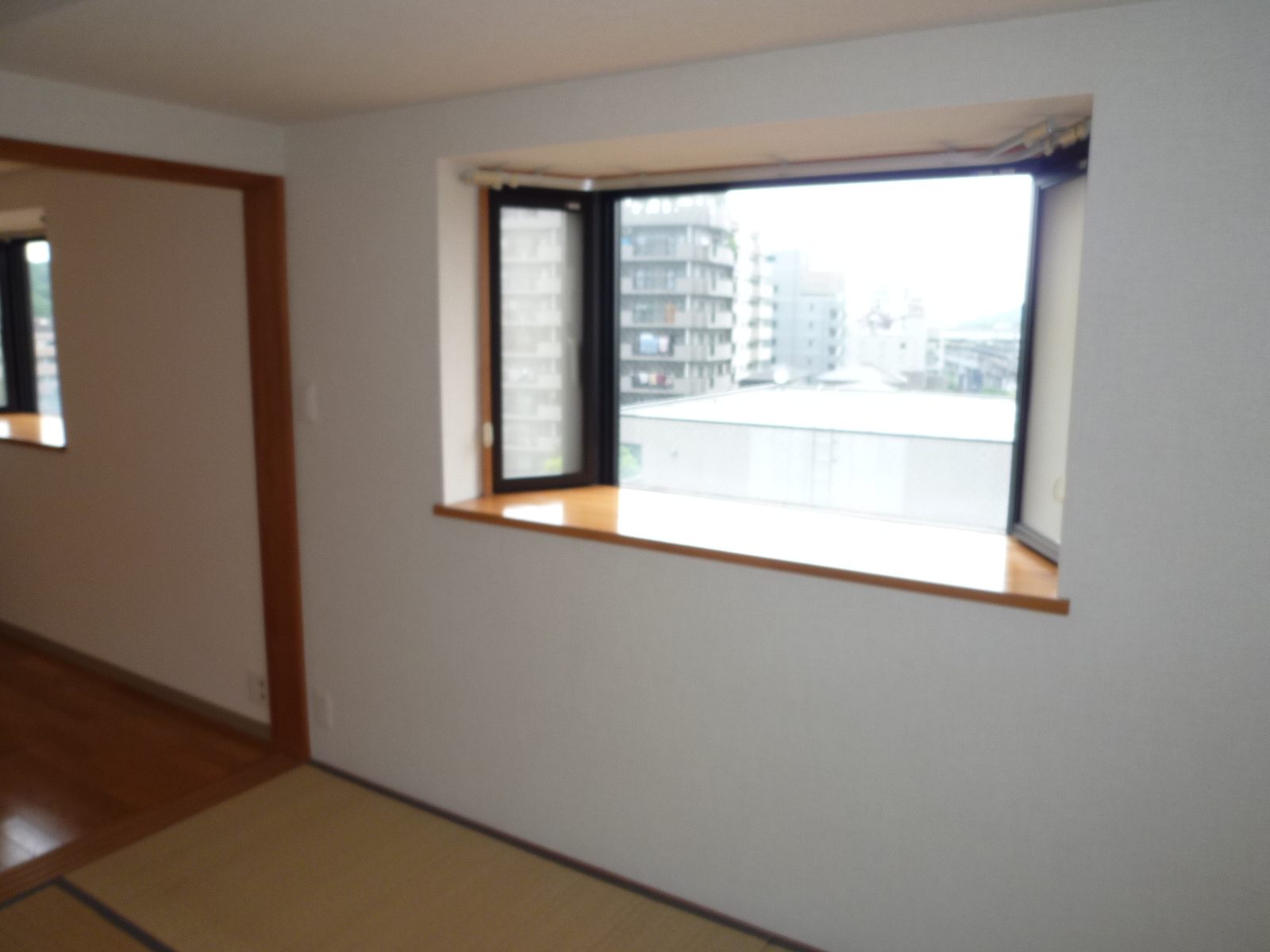 View. Corner in the room there is a bay window, There is a feeling of opening.