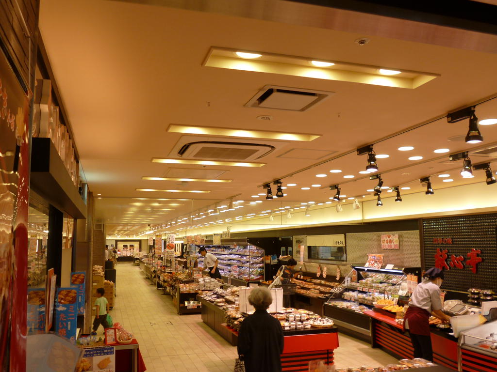 Supermarket. Station under the shopping center 500m to Fresh Market, etc. (super)