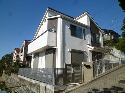 Building appearance. Day pat since before the park of the eye