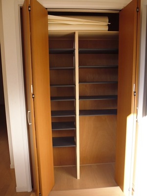 Entrance. It is a cupboard full