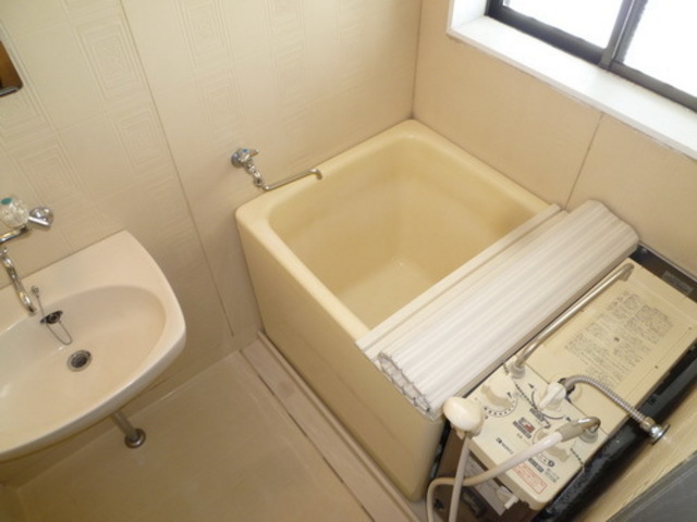 Bath. There ventilation window in the bathroom