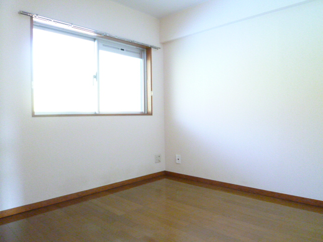 Other room space. It is west of the 4.5 Pledge of Western-style