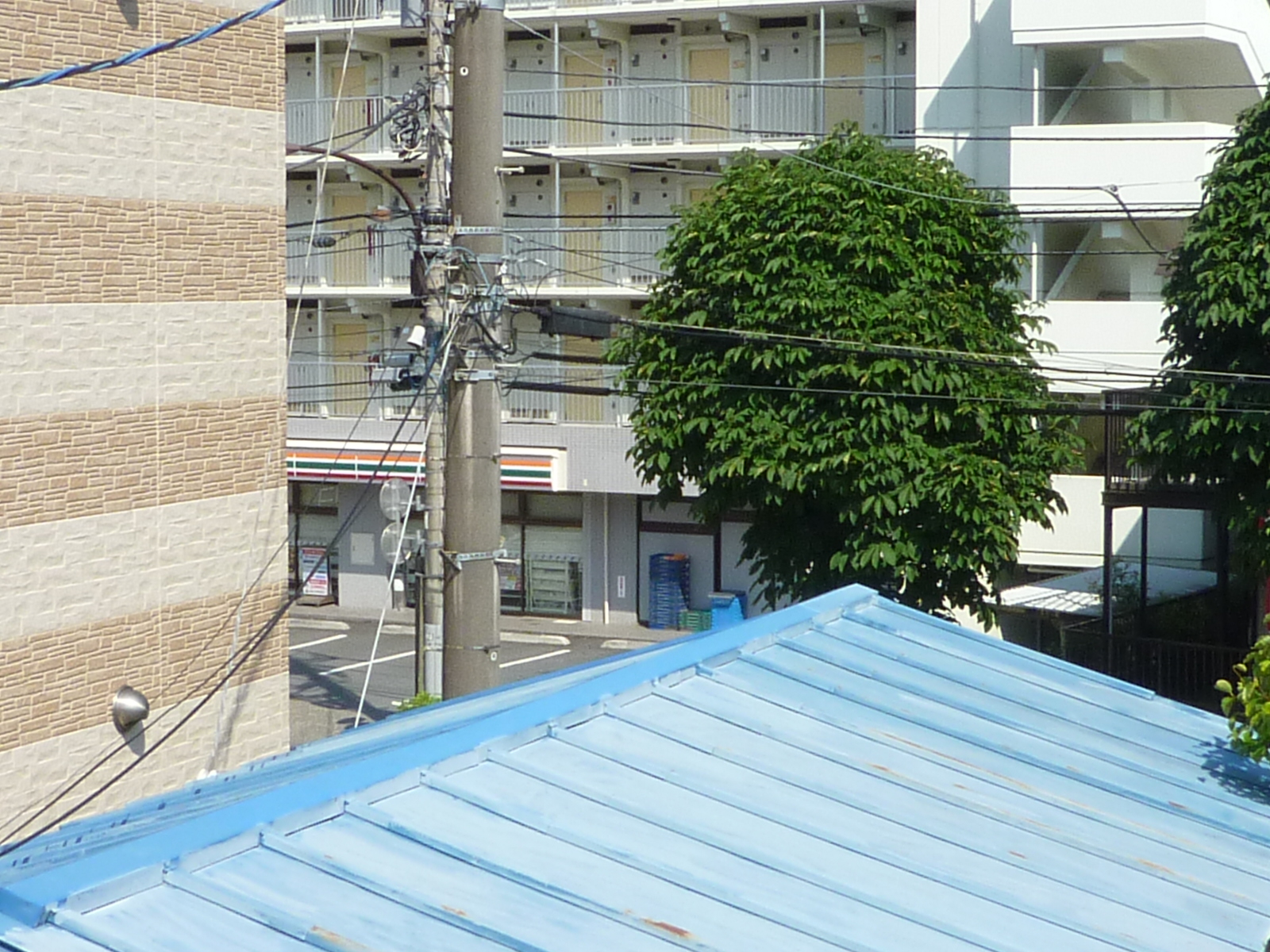 View. Current state, Convenience store is seen in the front of the eye!