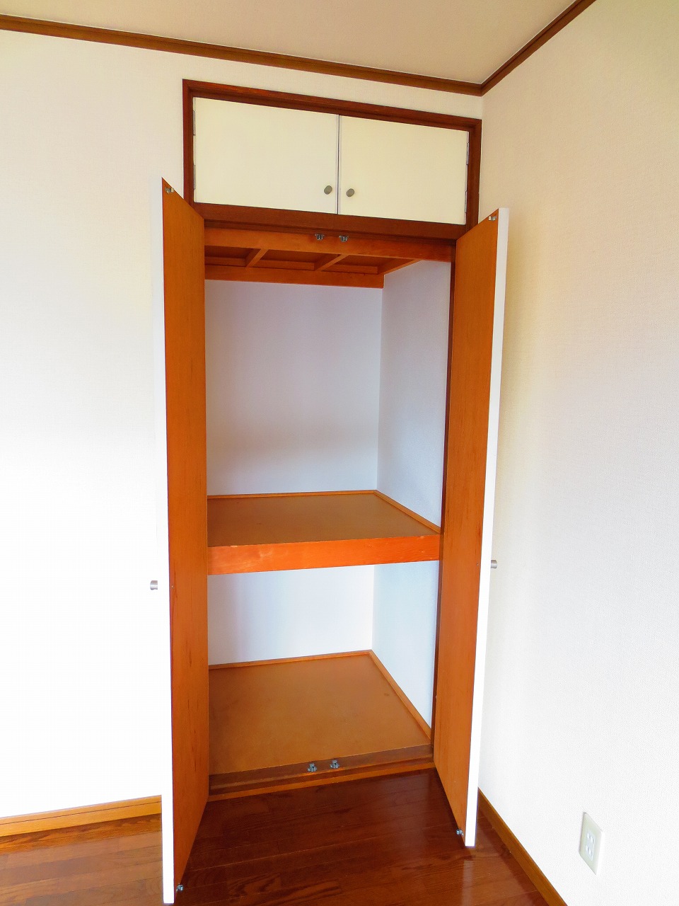 Receipt. With a small but useful upper closet