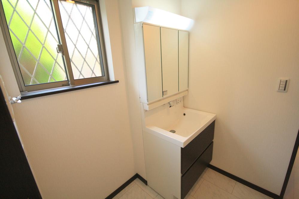 Wash basin, toilet. Room (August 2013) Shooting