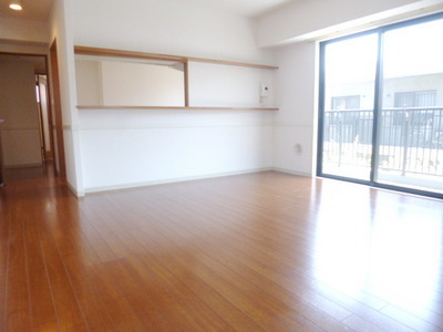 Living and room. Spacious living room