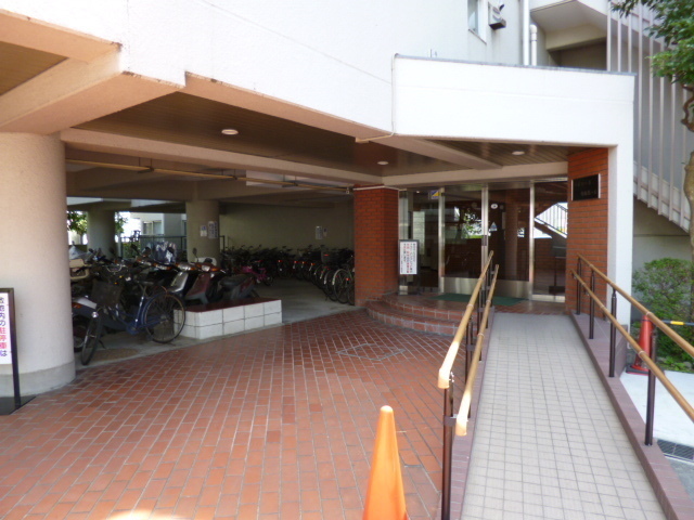 Entrance. Spacious entrance