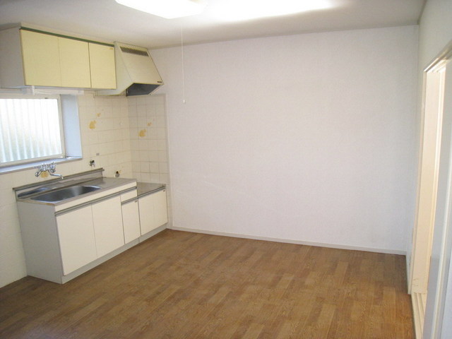 Other room space. Table is also wide to put