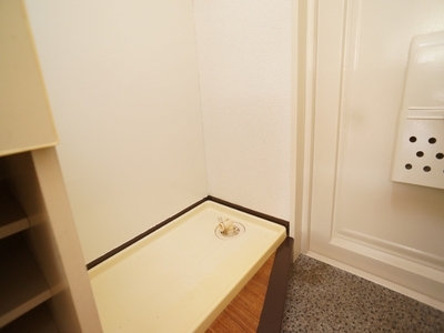 Washroom. Laundry Area