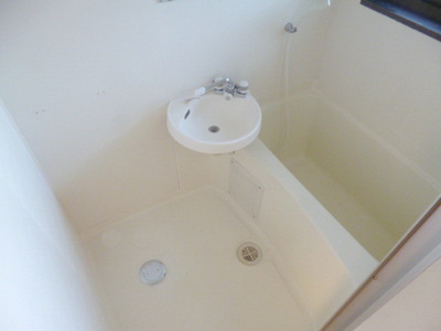 Bath. Bathroom ・ Yes window