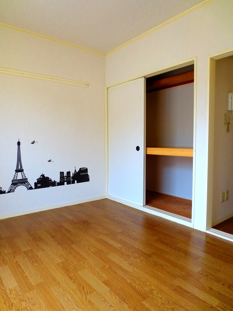 Living and room. Cleaning is Easy