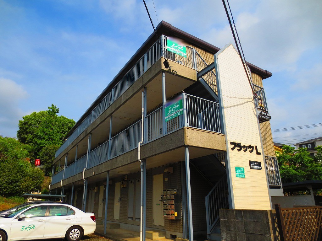 Building appearance. There is on-site parking.