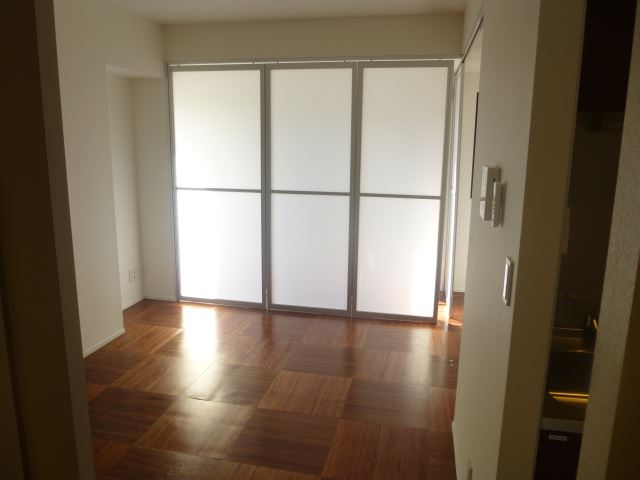 Living and room. ☆ Door of the solarium can be opened and closed ☆