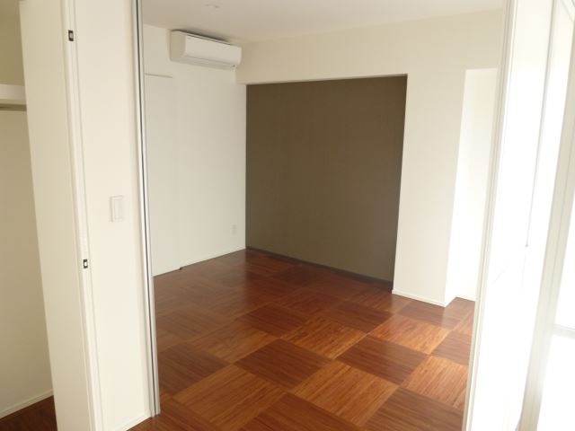 Living and room. ☆ Wood tiles and accent cross is fashionable ☆