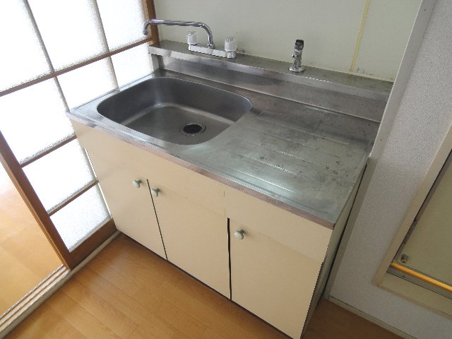 Kitchen. Gas stove is not a facility