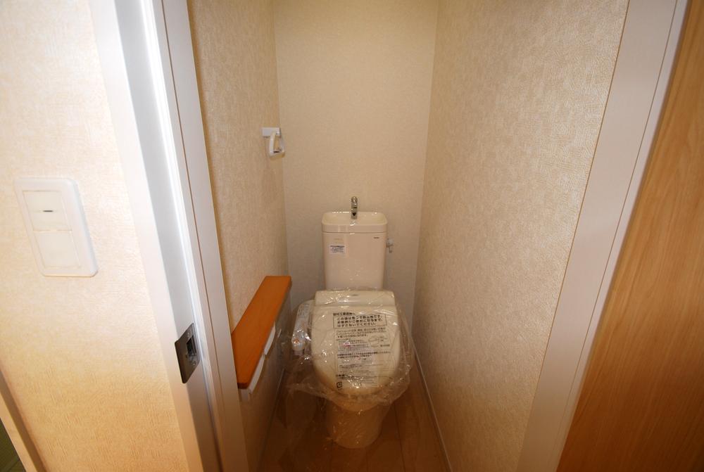 Toilet. Indoor (12 May 2013) Shooting