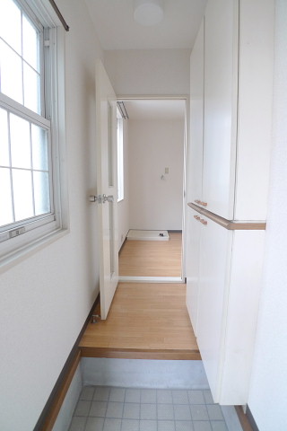 Entrance. Entrance closet with a large capacity