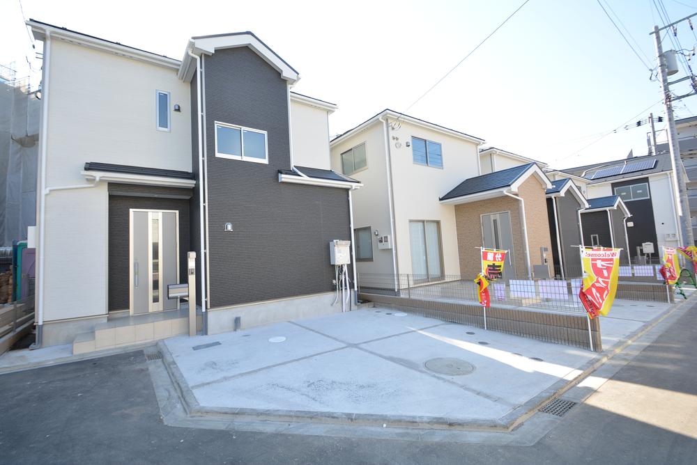 Local photos, including front road. Car space is two clear of the site ☆