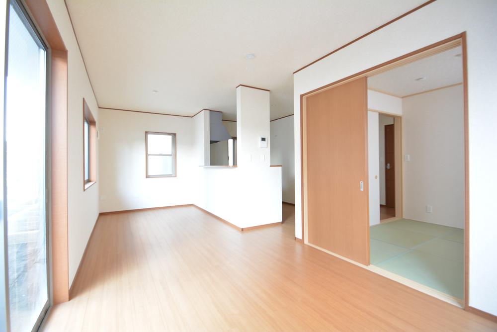 Living. You can housework while lay the living room is a small child with a Japanese-style room ☆