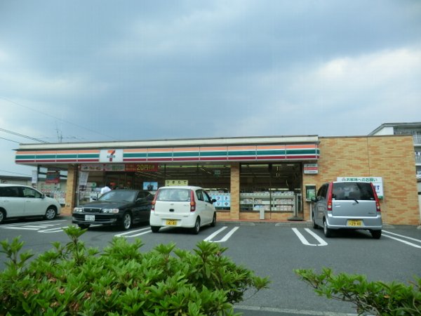 Convenience store. 604m to Seven-Eleven (convenience store)