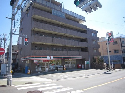 Convenience store. 860m to Seven-Eleven (convenience store)