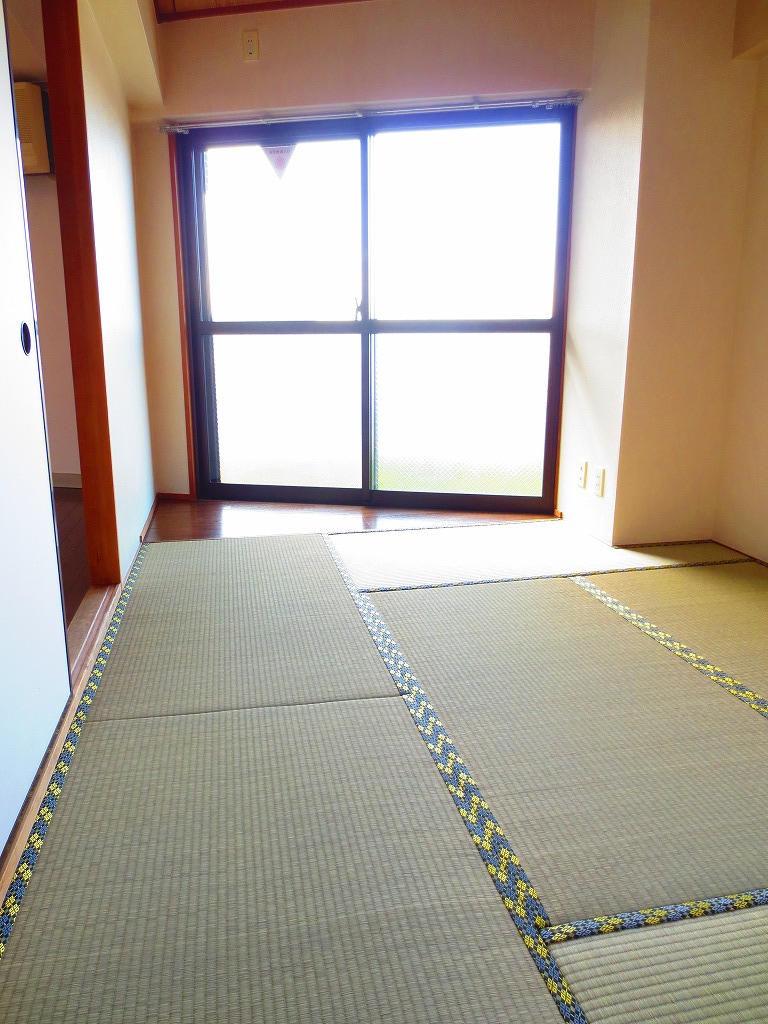 Living and room. I'm glad a little spread