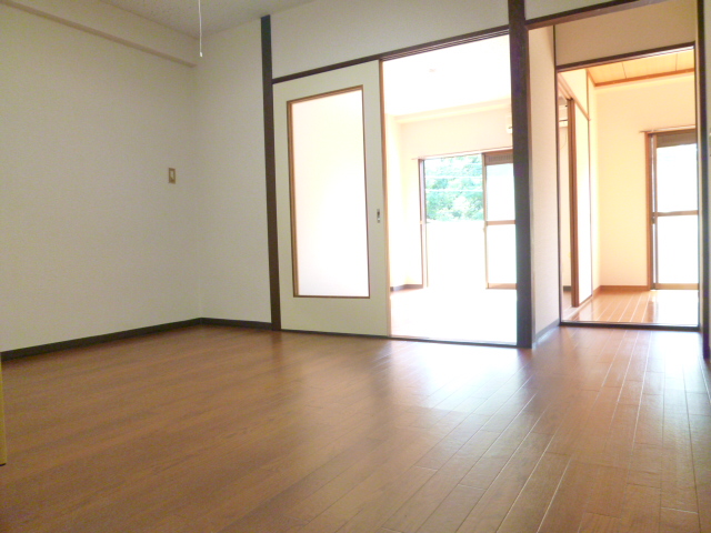 Other room space. 7 Pledge of spacious dining space