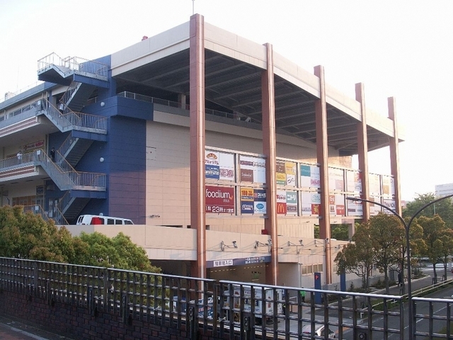 Shopping centre. 1300m to cross Garden Tama (shopping center)