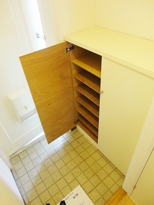 Entrance. Entrance, It is the state of the cupboard