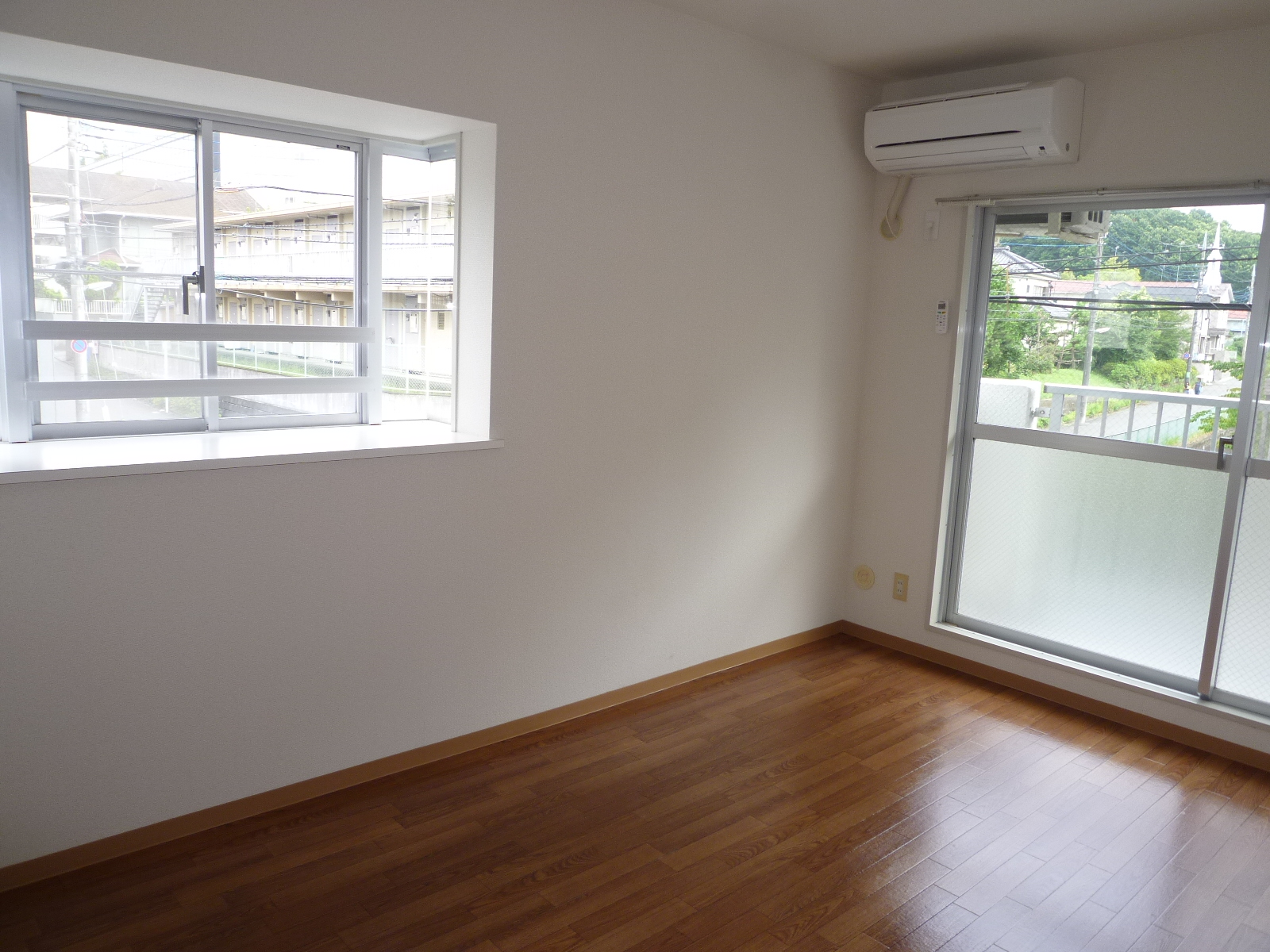 Living and room. Corner in the room even in the lateral wall Madoyu (on-site checks ・ Current Status BASIS)