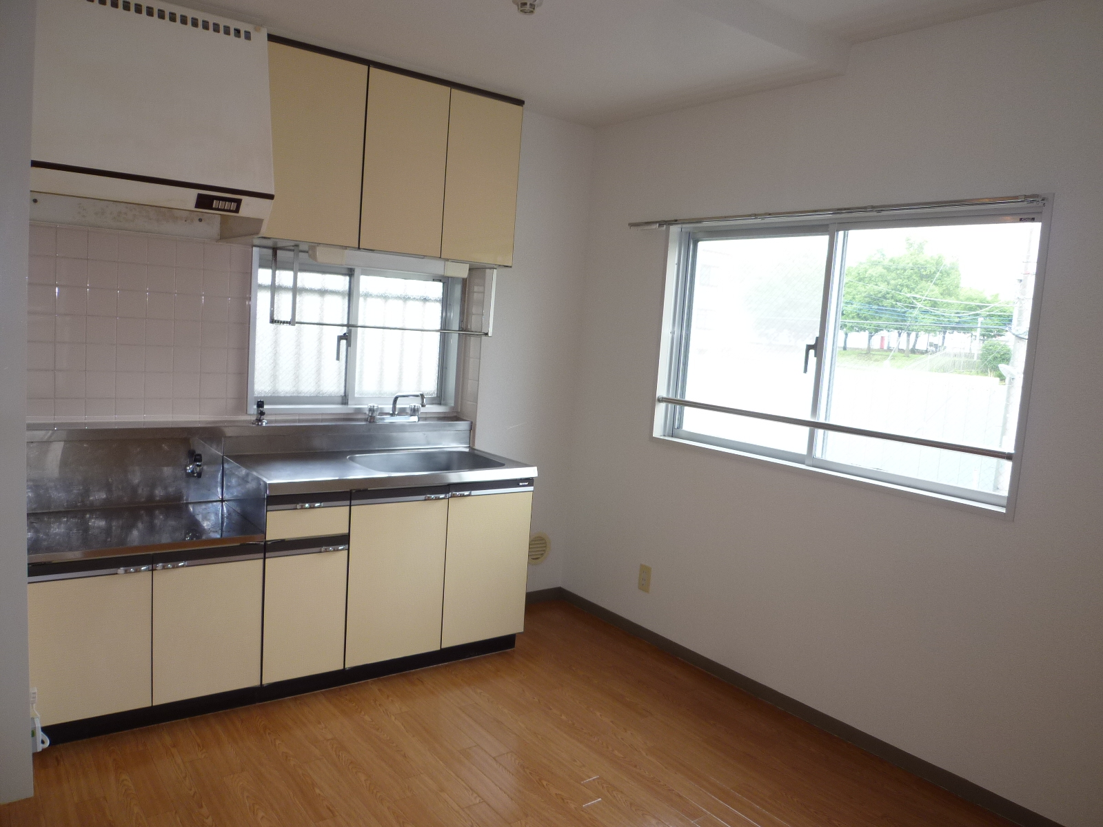 Kitchen. Corner in the room even in the lateral wall Madoyu (on-site checks ・ Current Status BASIS)
