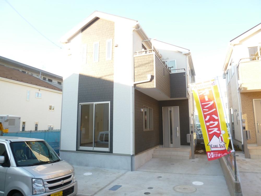 Local appearance photo. 1 Building