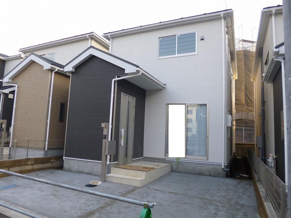 Local appearance photo. 4 Building