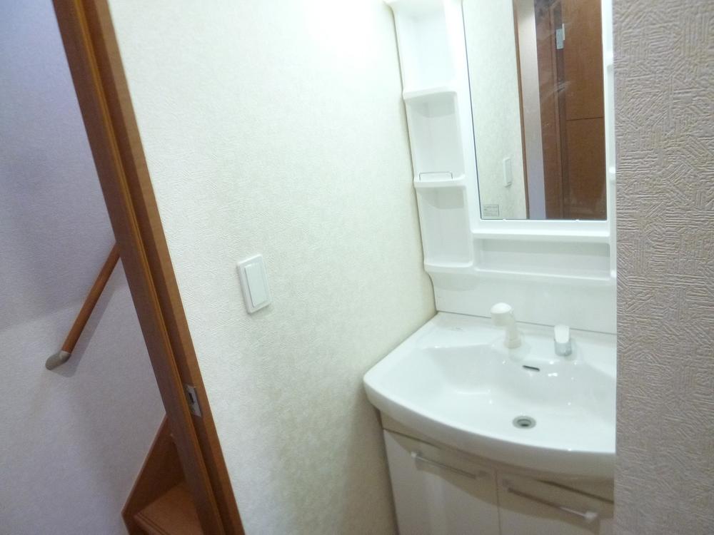 Wash basin, toilet. 1 Building (December 2013) Shooting