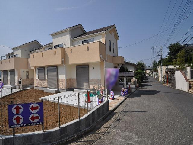 Local photos, including front road. Contact road situation