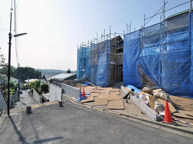 Local photos, including front road. Contact road situation