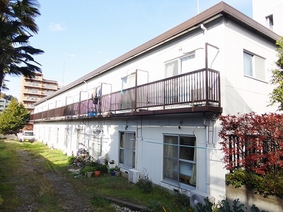 Building appearance. Quiet is a good environment