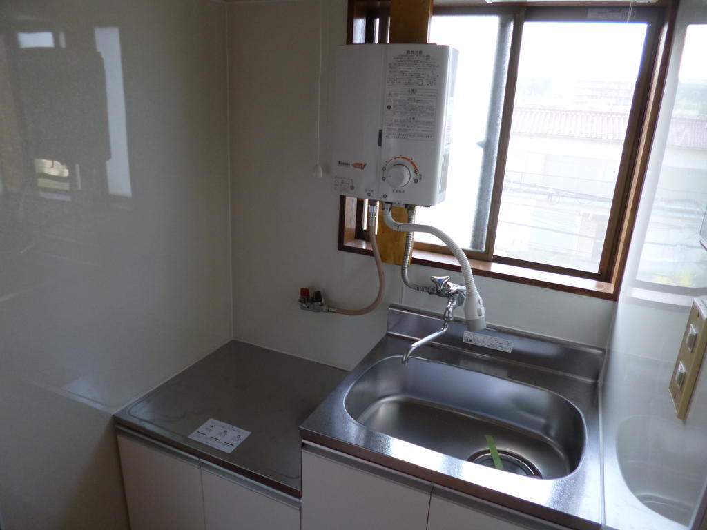 Kitchen. Although there is no greater compliment, A clean kitchen! Window there