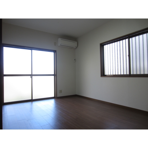 Living and room. A bright room with two-sided lighting! 