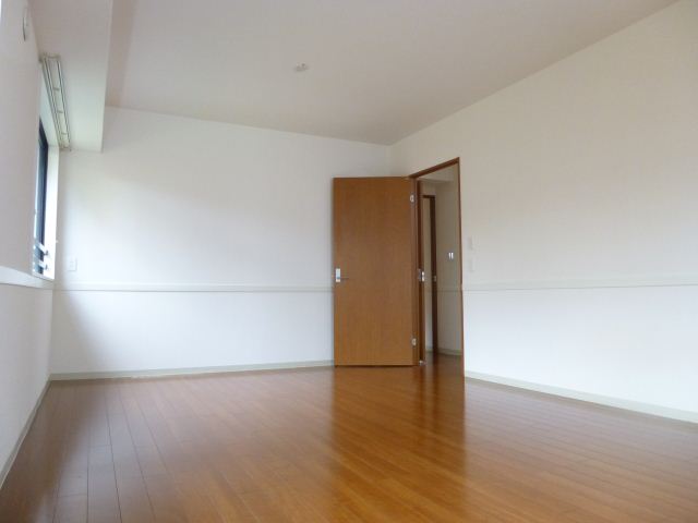 Living and room. ◇ is a room that is spacious and ◇