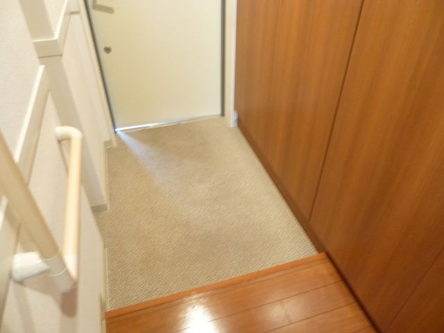 Entrance. ◇ widely and easy to use entrance ◇