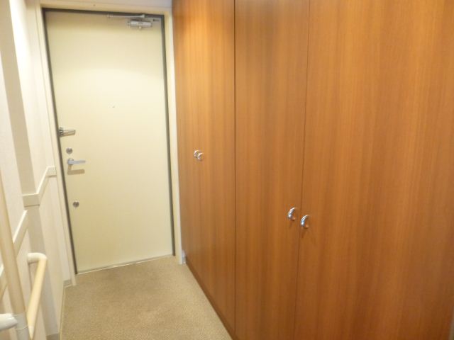 Entrance. ◇ also comes with a lot of storage in the front door next to ◇