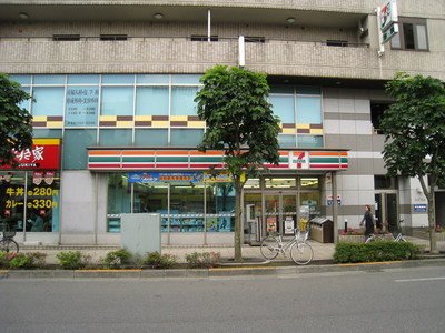 Convenience store. 700m to Seven-Eleven (convenience store)