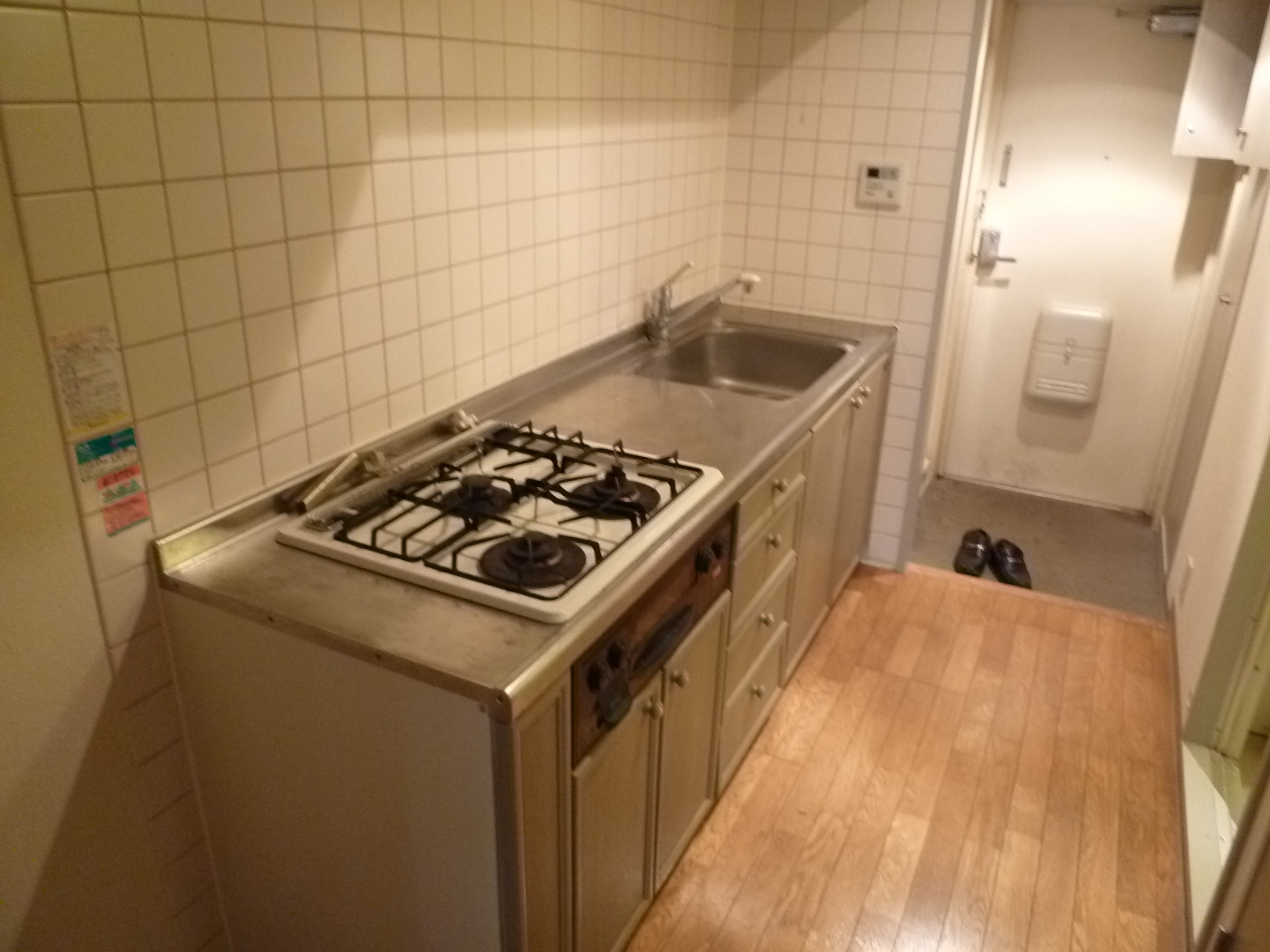 Kitchen. 3-burner stove! With grill!