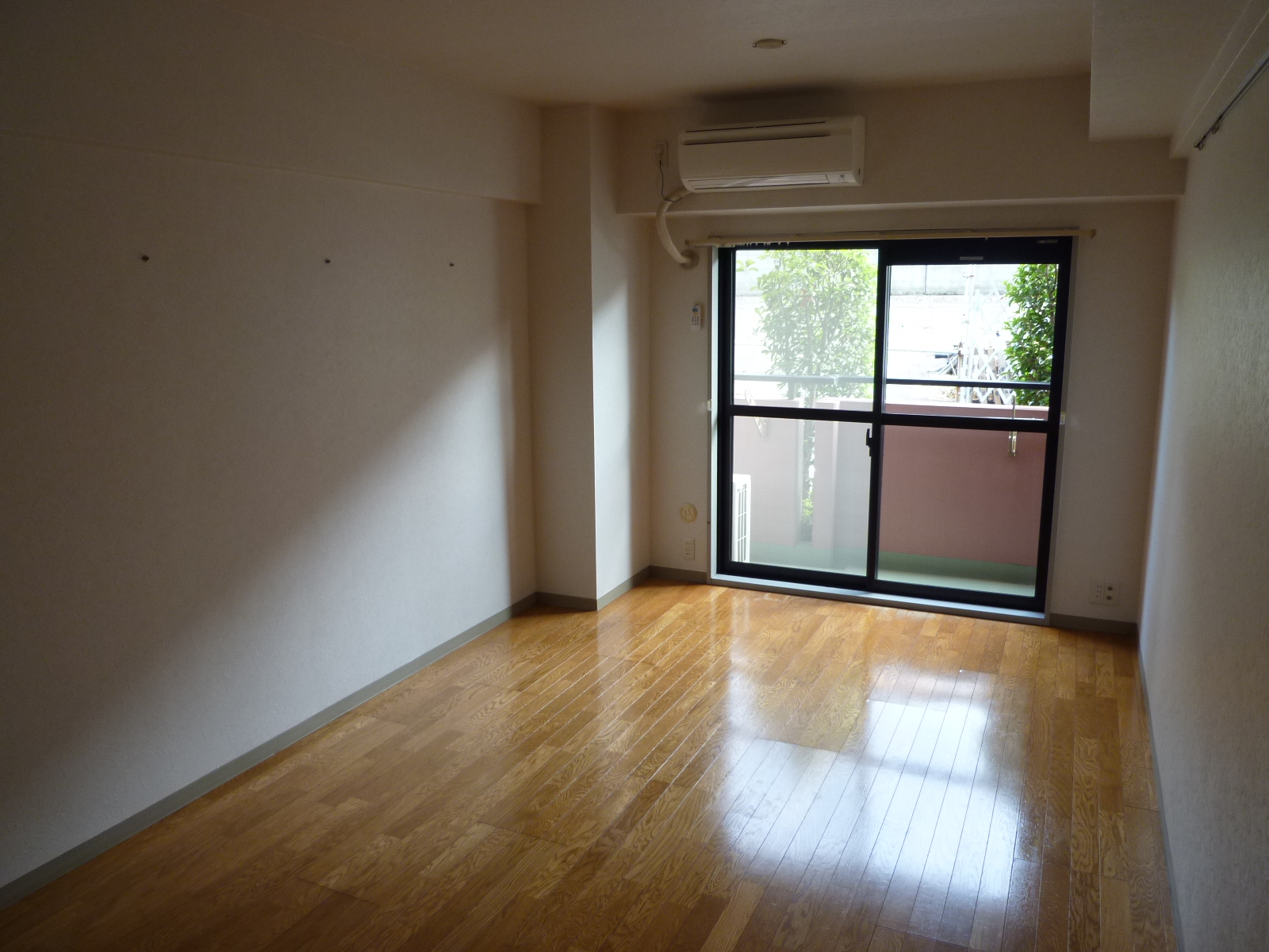 Living and room. Room of the south-facing flooring 9 quires!