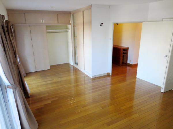 Non-living room. Is the (Western-style room about 11 Pledge) north Western-style, but there is a large window in a bright room, It is also additional storage. Also have a balcony.