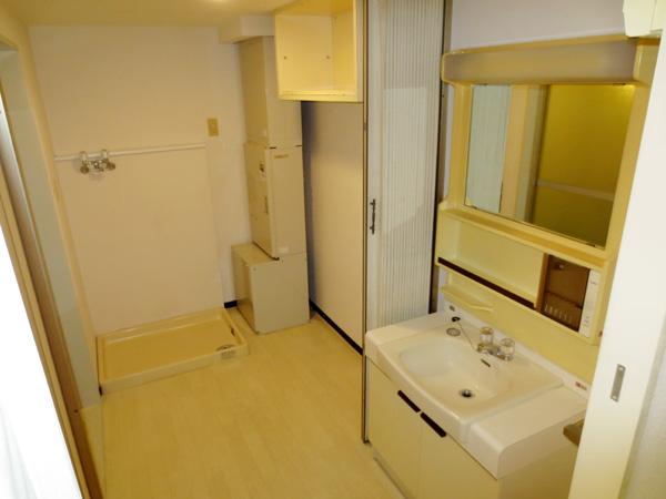 Wash basin, toilet. (Basin, Is also smooth the morning dressed in a basin space of the dressing room) room.